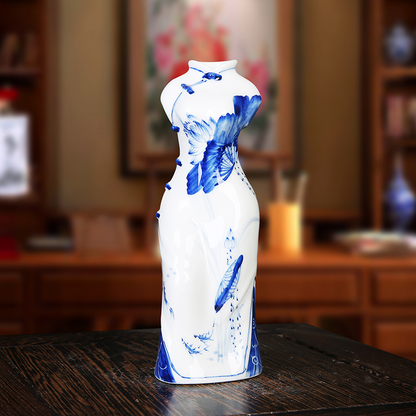 Jingdezhen ceramic hand-painted blue and white porcelain cheongsam small flower vase, simple modern home decoration craft ornament