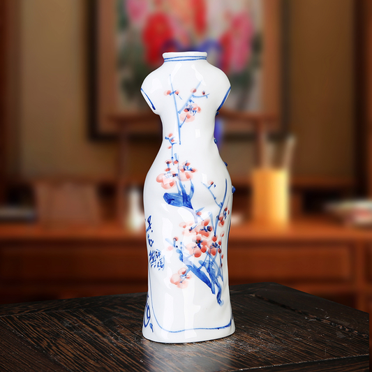 Jingdezhen ceramic hand-painted blue and white porcelain cheongsam small flower vase, simple modern home decoration craft ornament