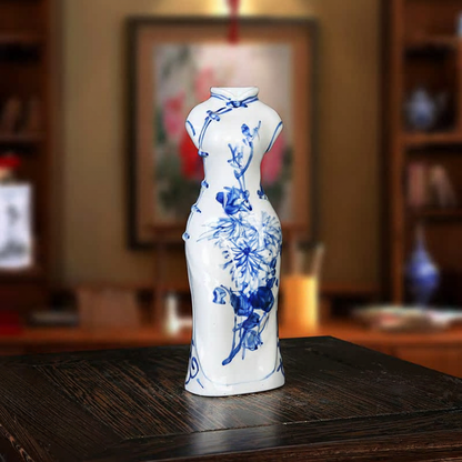 Jingdezhen ceramic hand-painted blue and white porcelain cheongsam small flower vase, simple modern home decoration craft ornament