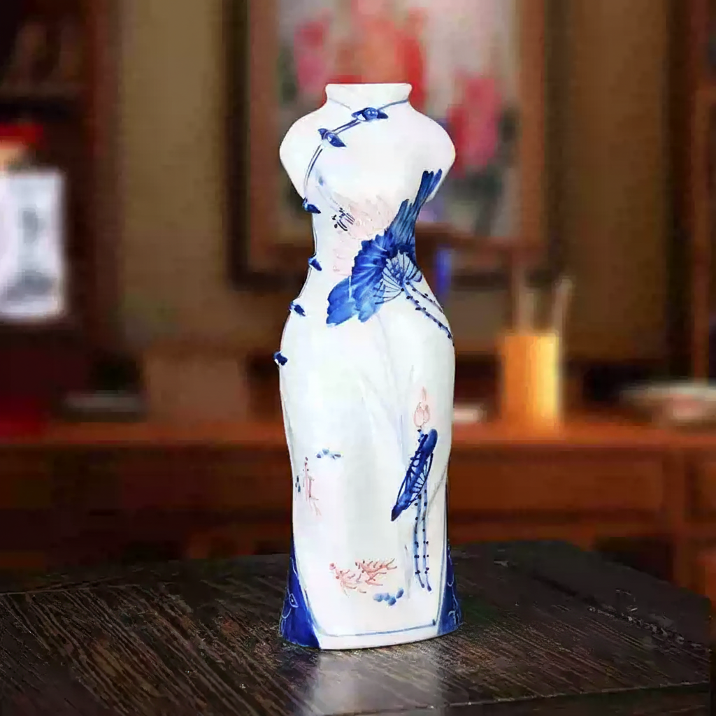 Jingdezhen ceramic hand-painted blue and white porcelain cheongsam small flower vase, simple modern home decoration craft ornament
